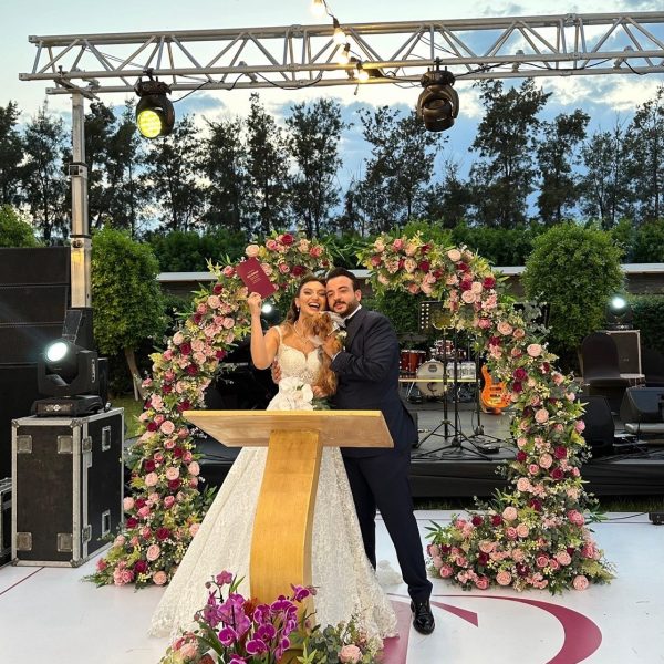 1 Pembe çiçekli nikah tagı
2 Pembe güllü masa dekoru
3 Bahçe düğünü kokteyl barı
4 Bahçe düğünü masa düzeni
5 Pembe çiçekli davet masası