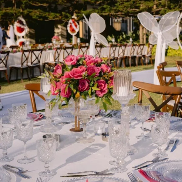 1 Pembe çiçekli nikah tagı
2 Pembe güllü masa dekoru
3 Bahçe düğünü kokteyl barı
4 Bahçe düğünü masa düzeni
5 Pembe çiçekli davet masası