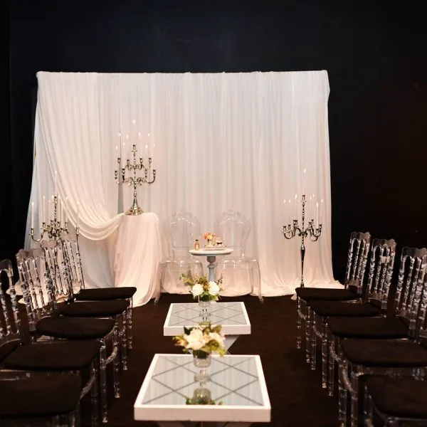 1 Sade nikah tören alanı
2 Aynalı nişan karşılama alanı
3 Şamdanlı düğün masa düzeni
4 Beyaz nikah alanı dekoru
5 Nişan tepsisi ve çiçek
6 Uzun masa davet dekoru