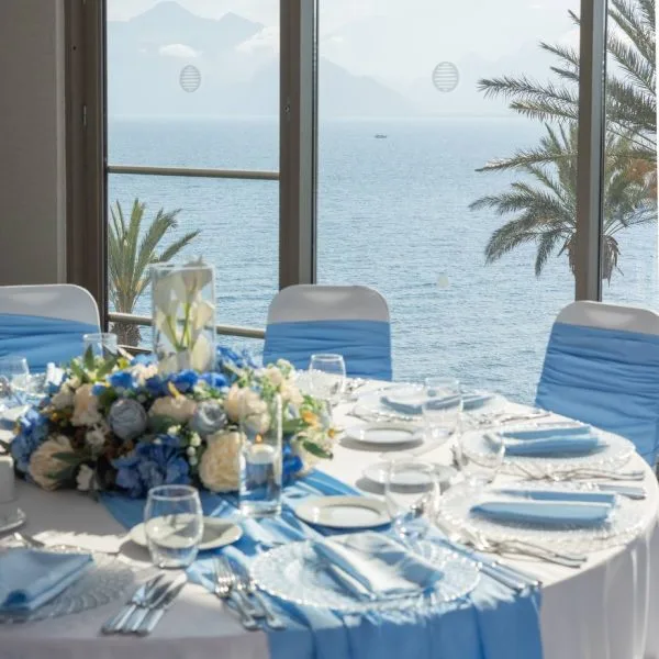 1 Mavi beyaz nikah dekoru
2 Deniz manzaralı masa düzeni
3 Mavi çiçekli nikah alanı
4 Mavi ortancalı masa çiçeği
5 Mumlu nikah karşılama alanı
6 Deniz manzaralı davet masası