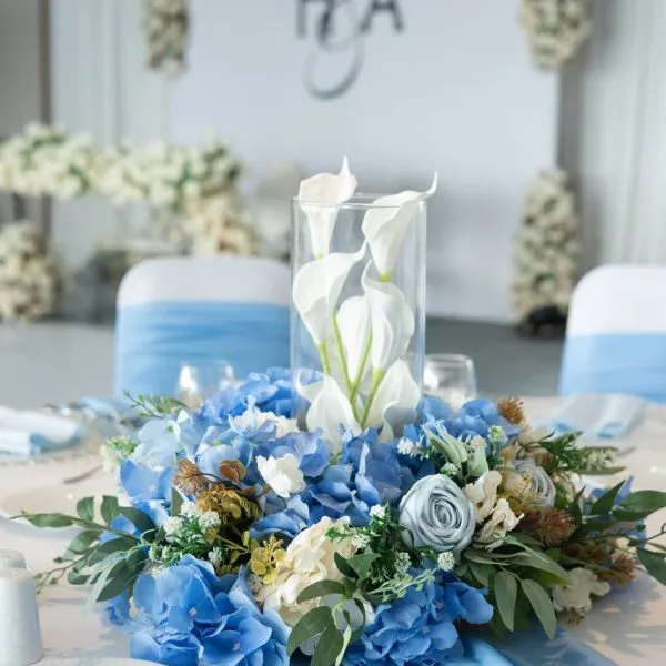 1 Mavi beyaz nikah dekoru
2 Deniz manzaralı masa düzeni
3 Mavi çiçekli nikah alanı
4 Mavi ortancalı masa çiçeği
5 Mumlu nikah karşılama alanı
6 Deniz manzaralı davet masası