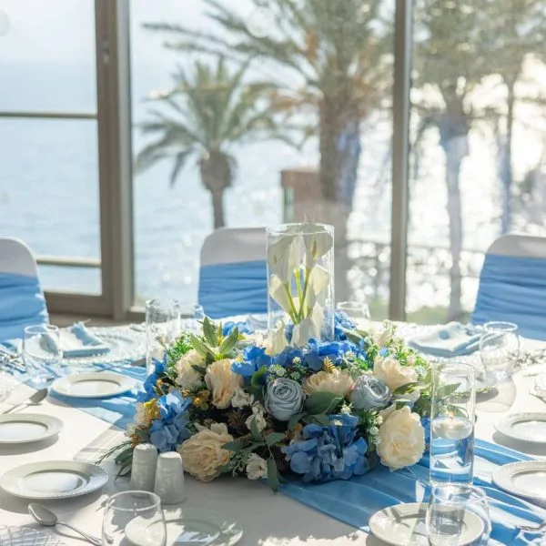 1 Mavi beyaz nikah dekoru
2 Deniz manzaralı masa düzeni
3 Mavi çiçekli nikah alanı
4 Mavi ortancalı masa çiçeği
5 Mumlu nikah karşılama alanı
6 Deniz manzaralı davet masası